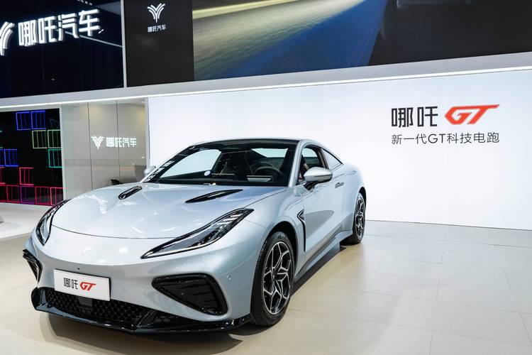 深圳207哪吒汽车在智能汽车领域的表现，领途汽车在新能源汽车市场中的影响力